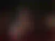 Fußfetischistin – der traum eines fußliebhabers, herrin in seidigen, durchsichtigen schwarzen strumpfhosen, keine verstärkten zehen für einen schönen, ungehinderten blick auf perfekte füße in nahaufnahme.