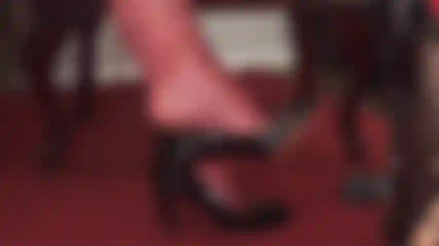 Glänzenden lackpumps – frönen sie ihrem schuhspielfetisch, während die herrin zwei verschiedene paar high heels baumeln lässt, ein paar gucci-pumps mit quaste und stiletto-peeptoes.