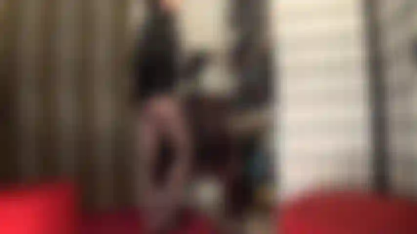 Heiße shorts, strumpfhosen, kniehohe lederstiefel, handschuhe und eine kurze jacke – ich stille deine sucht nach meinem hintern und meinen beinen.