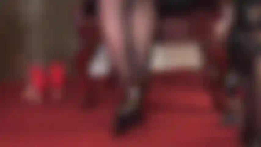 Mit hohen fußgewölben, strumpfhosen-fußfetisch und hübschen prada-lederpumps.