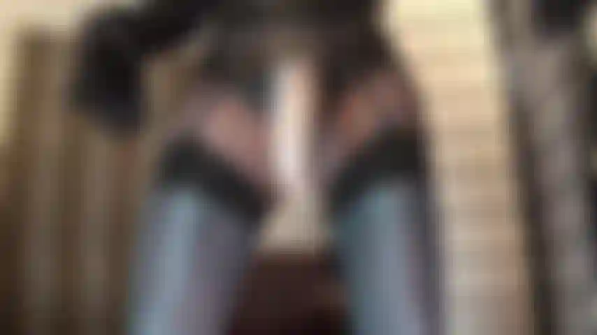 Ein großer, leckerer strapon, glänzende strümpfe und strapse – herrin vivian füttert sie mit ihrem großen, weißen stryker-strapon.