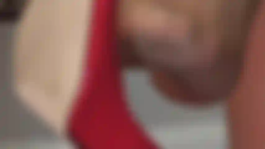 Dangling und schuhspiele in extremer nahaufnahme – diese sexy roten stilettos schwingen direkt vor deinem gesicht. Du siehst die hübschen, hauchdünnen, hautfarbenen nylonzehen aus nächster nähe, fast so, als könntest du ihren berauschenden duft einatmen.