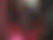 Wetlook-leggings und ein riesiger weißer schwanz – der große strapon der herrin baumelt direkt vor deinem gesicht, während sie dich mit ihrem fantastischen arsch in hautengen hosen neckt.