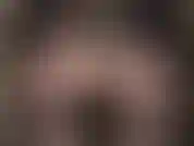 Wenn ihre göttin ihren unglaublich runden hintern in diesem halbdurchsichtigen kleid präsentiert, können sie bereits einen blick darauf erhaschen, was darunter ist ... Glänzende strumpfhosenschichten.