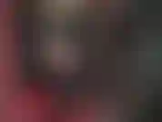 Verehre den exquisiten körper der herrin in engem schwarzen latex, schwarzen strumpfhosen und glänzenden hohen overknee-stiefeln.