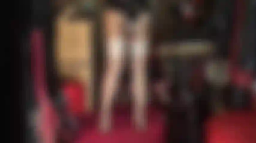 Zieh dir einen nylonstrumpf oder eine strumpfhose über die hand(en) und streichle dich, wie die herrin ihren strap-on streichelt. Bring dich zum höhepunkt, indem du dir deine ladung sperma direkt in den mund spritzt. Schlampe!