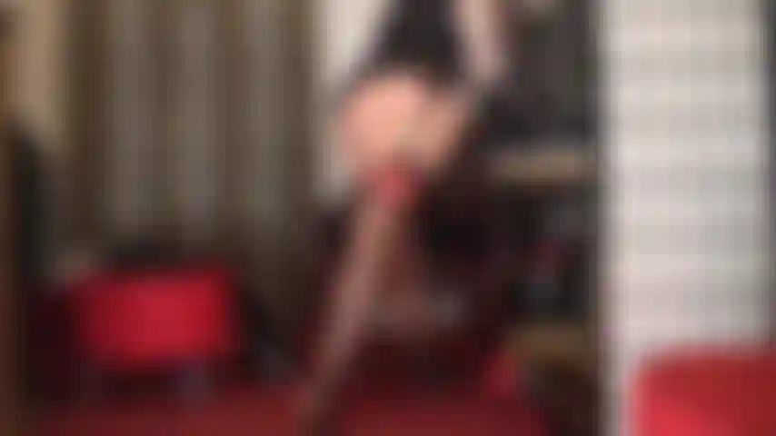 Die unglaubliche reizbarkeit der herrin in roten strümpfen, strumpfbändern, hohen, glänzenden stiefeln und einem halbtransparenten kleid wird den schwanz ihres sklaven tropfen lassen und ihn um erlösung betteln lassen.