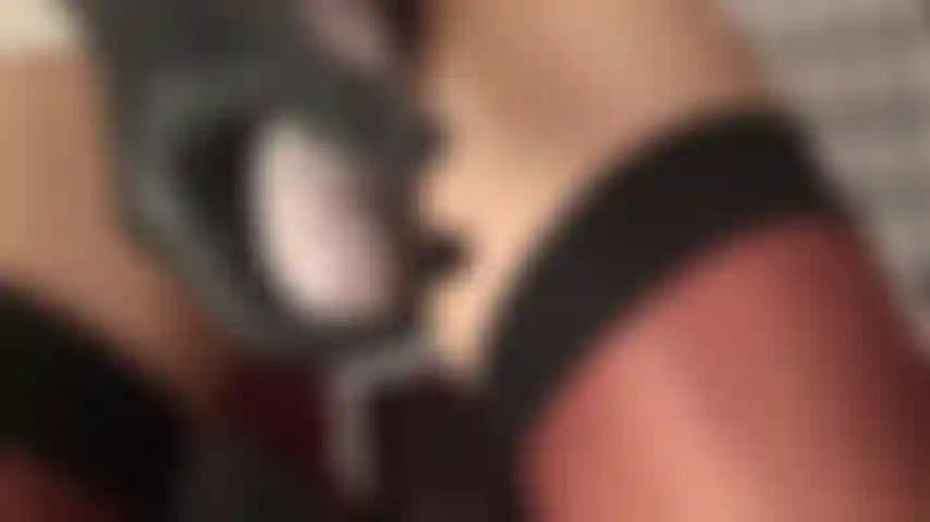 Ohrfeigen, schwanzohrfeigen, deepthroat mit strap-on und cbt – die herrin verpasst deiner kehle und deinem nutzlosen schwanz die harte behandlung, die sie verdienen.