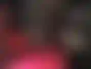 Eine liebhaberin von absätzen – herrin probiert verschiedene paar pumps mit hohen absätzen an und zeigt ihre fantastischen beine in strumpfhosen.