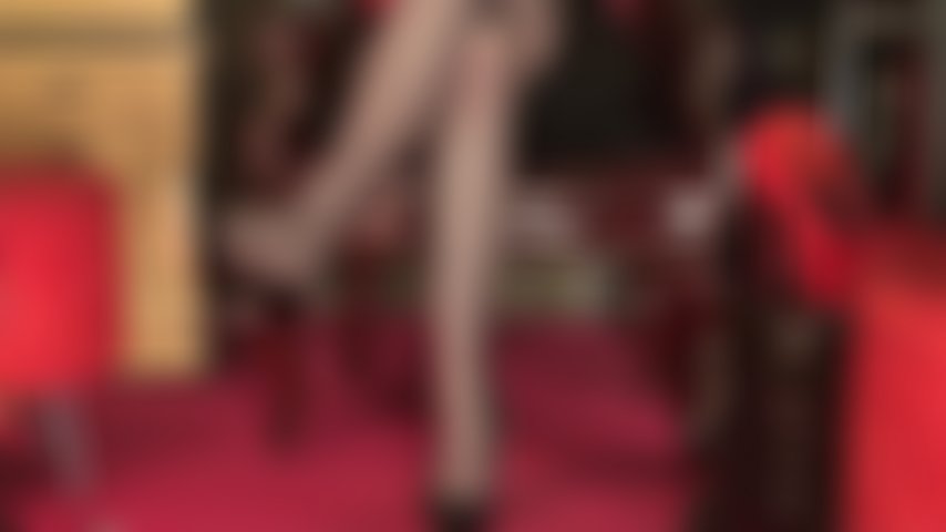 Eine verführerin in seidigen, durchsichtigen schwarzen nahtnylons und strumpfhaltern – sie können meinen langen, sexy strumpfbeinen nicht widerstehen, die nur einen kleinen blick auf meine wunderbaren, blassen, nackten hautschenkel und spitzenhöschen gewähren.