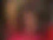 Verführerische baumelnde lederpumps in dunkelbraunen, glänzenden strumpfhosen, während ich deinen sklavenschwanz mit handschuhen necke.