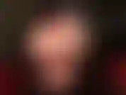 Die wunderschönen füße und der nackte hintern von herrin vivian in einem winzigen roten tanga.