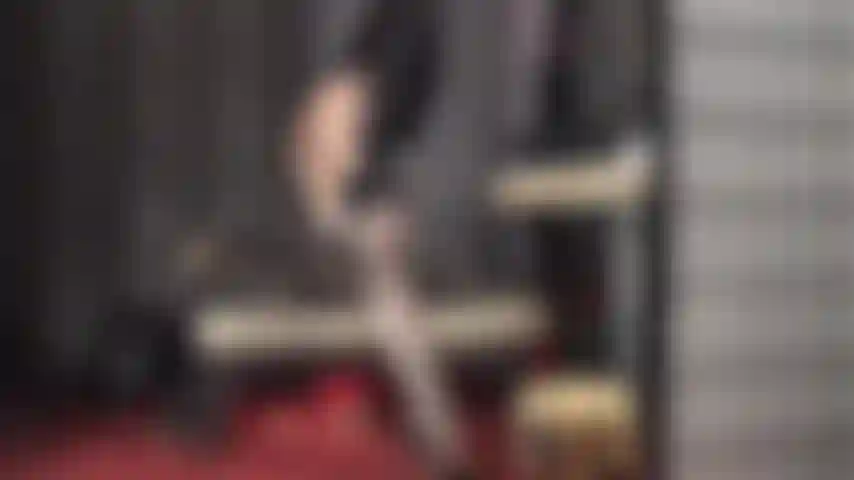 Die kurven einer herrin in seidigen strumpfhosenschichten – arsch- und fußfetisch in sexy schwarzen halterlosen nahtstrümpfen auf superglänzenden hautfarbenen strumpfhosen.