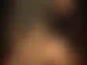 Glänzende, hautfarbene strümpfe über schwarzen strumpfhosen. Du würdest es lieben, deinen schwanz zwischen diesen seidigen schichten hin und her zu schieben, gemolken von den händen der herrin ...