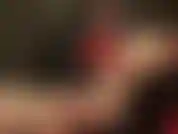 Herrin streichelt ihren großen schwanz, während du ihre sexy nackten füße anbetest.