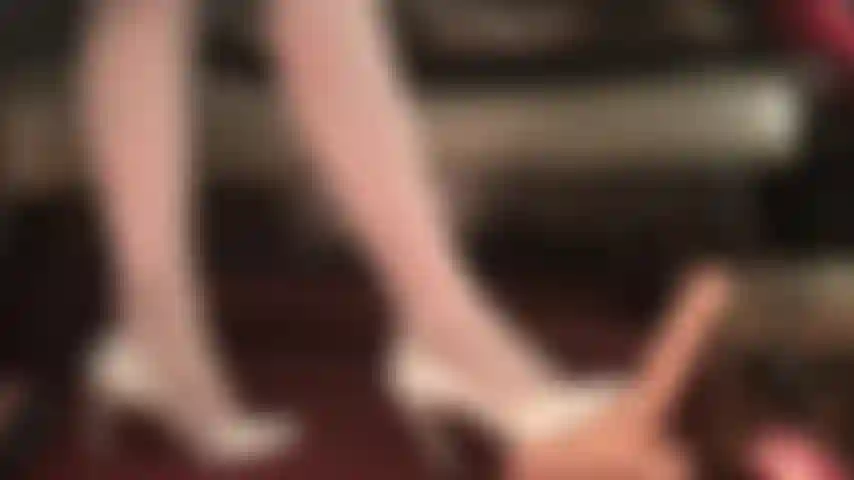 Die herrin hat ein intensives ballbusting angeordnet – high heels treten, stampfen, zerquetschen und stoßen diese eier voller sperma.
