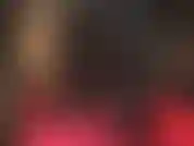 Ein heißes necken in sexy engen schwarzen spandex-leggings und leder wird durch das streicheln und lecken von pumps mit roten stahlabsätzen abgerundet.