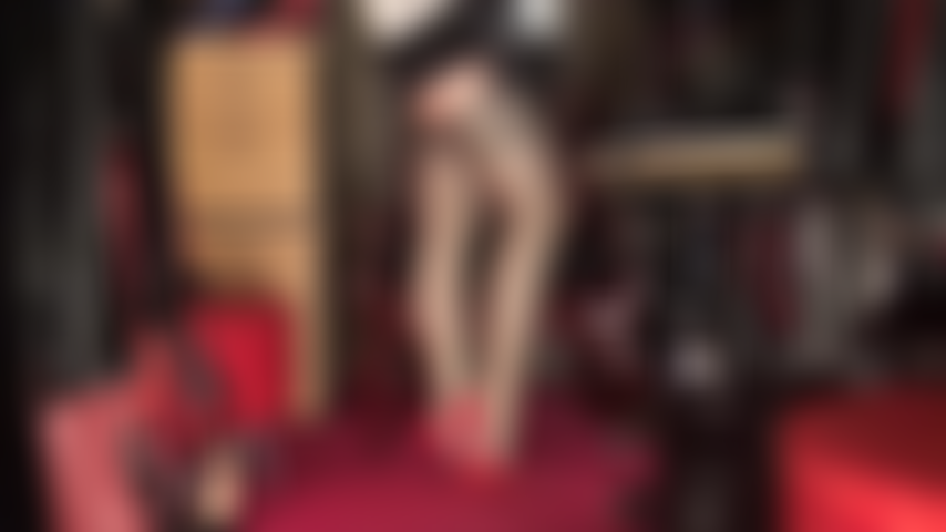 Dass sie ihren augen kaum trauen werden – die herrin trägt glänzende strumpfhosen und spitzenstrümpfe mit seidigen satinhöschen darunter.