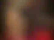 Herrin kennt ihre liebe zu sexy, glänzenden strumpfhosen. Genießen sie dieses sinnliche nylon-teaser in glänzenden goldenen schichten, bei dem sie füße, beine und hintern in strumpfhosen und seidig weiche satinhandschuhe zur schau stellen.