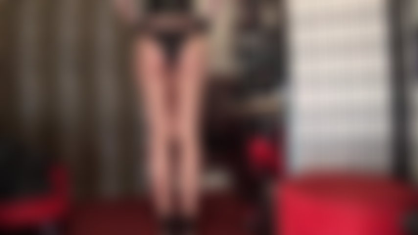 Schwarze satin-bikinihöschen sind eine sexy abwechslung zur klassischen satin-unterwäsche.