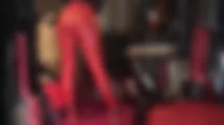 Enge rote spandex-leggings, arschverehrung und pegging mit 9-zoll-stryker-strap-on.