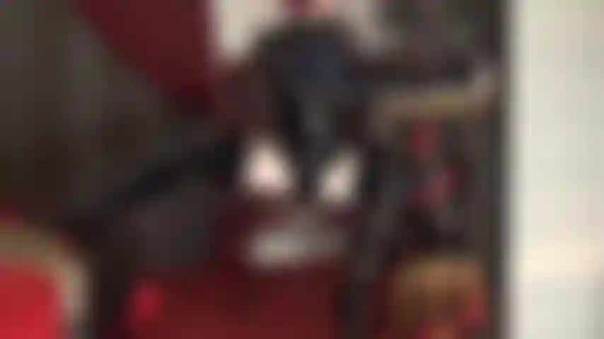 Diese fetisch-kurven machen dich schwach und geil – herrin macht dich so schwach für ihre kurven in weißen, glänzenden leohex-spandex-strumpfhosen und einem glänzenden pvc-bodysuit mit langen stiefeln. Herrin wickelt ihre lederhandschuhe um deinen pochenden schwanz. Er muss leergemolken werden.