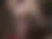 Sexy und sinnlich – herrin mit kurzen haaren in hauchdünnem schwarzem ganzkörper-nylon in strumpfhosen und bodysuit.