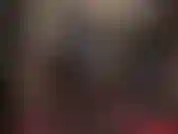 Eine gummidomina in engen schwarzen leggings, heißen roten latexhandschuhen und einem großen weißen strapon. Verehre meinen arsch und meinen schwanz.