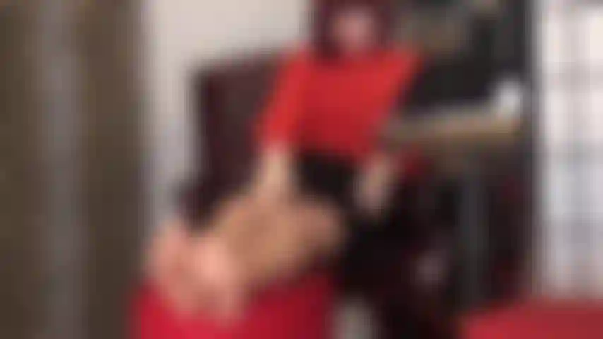 Strumpfhosenschenkel fangen deinen sklavenschwanz ein, während nylonhandschuhe das sperma langsam herausmassieren.