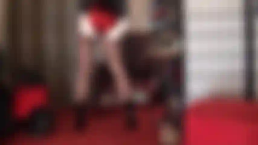 Glänzende shorts, die so eng am perfekten hintern der herrin sitzen.