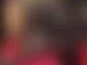 Reibe dich an den beinen dieser sexy strumpfhose entlang, von den oberschenkeln bis zu meinem glänzenden pvc-rock und darunter.