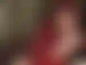 Herrin streichelt schwarzen schwanz mit bloßen händen.