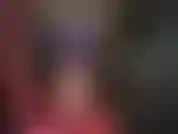 Heißes latex-outfit mit transparenten, hautfarbenen nahtgummistrümpfen, einem rock mit schnürung hinten und einem top mit peeptoe-pumps.