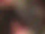 Eine ledergöttin mit einem 10 zoll langen weißen strapon – ihre in schwarzes leder gekleidete herrin verlangt die anbetung ihrer unglaublich hohen stiefel bis hinauf zu ihrem großen weißen schwanz …