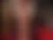 Herrin vivian neckt mit ihrem schönen körper in glänzenden, hautfarbenen spitzenstrümpfen und strumpfbändern über strumpfhosen und gewährt einblicke unter ihren rock …