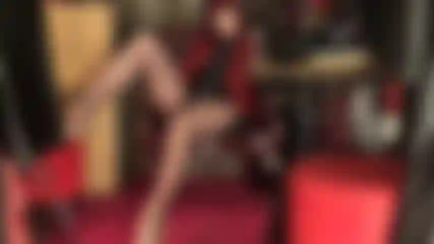 Beine, schenkel, dekolleté, facesitting, strumpfhosen und die hände der herrin auf deinem sklavenschwanz.