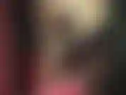 Sehen sie zu, wie die herrin mehrere paar besonders sexy, glänzende strumpfhosen übereinander trägt und mit ihren perfekten beinen und ihrem hintern neckt.