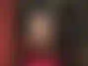 Herrin vivian, in glänzendes schwarzes pvc gekleidet, und knalle mit ihrer peitsche.