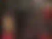 Eine pvc-fetischgöttin und ein strapon – ihre herrin, gekleidet in einen engen schwarzen vinyl-catsuit, handschuhe, stiefel, einen lederhut und einen großen weißen schwanz, der nur darauf wartet, von ihnen verwöhnt zu werden.