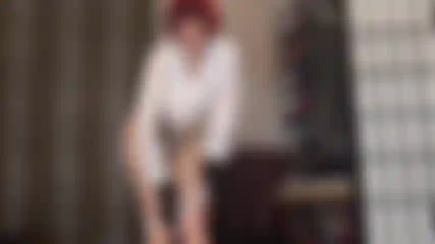 Satin-höschen-teaser in weiß und schwarz mit glänzenden strumpfhosen.