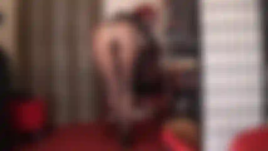 Der perfekte runde hintern von herrin vivian und ihre heißen sexy shorts sind ein himmlisches paar. Trage fabelhafte, glänzende strumpfhosen und probiere verschiedene shorts an.