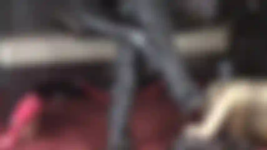 Die lederstiefel der herrin spielen mit deinem erigierten sklavenschwanz. Ihren sadistischen wünschen ausgeliefert, mit ihrem stiefel in deiner leiste.