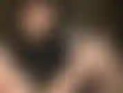 Und streichle einen weißen, unbeschnittenen dildo mit bloßen händen.