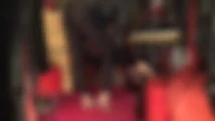 Trage schwarze lycra-spandex-leggings und strumpfhosenfüße (keine schuhe).