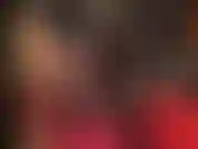 Glänzende dunkelbraune strumpfhosen, sinnliches bein-teaser, sexy stiletto-pumps aus metall, arschverehrung in nylon, fußfetisch, baumelnde lederpantoletten.