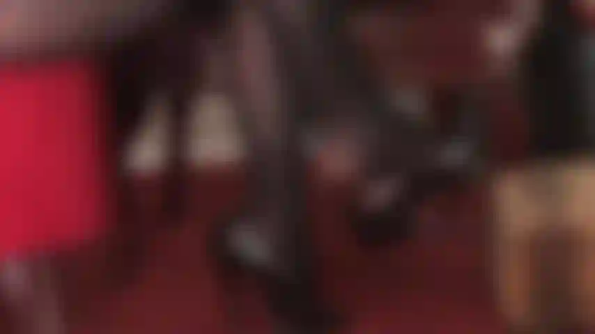 Schuhspiele in blickdichten schwarzen strumpfhosen – eine sexy seitenansicht ihrer göttin mit baumelnden absätzen.