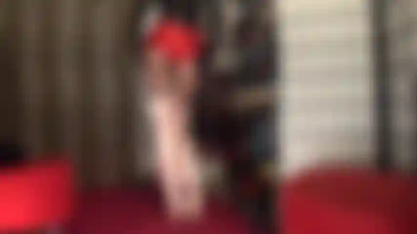 Rote satinshorts – du liebst sie glänzend und in jeder farbe, einfach hinreißend in kombination mit overknee-stiefeln aus rosa satin.