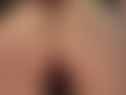 Die facesitting und die anbetung des nackten hinterns in einem winzigen roten tanga macht.