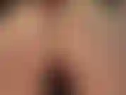 Die facesitting und die anbetung des nackten hinterns in einem winzigen roten tanga macht.