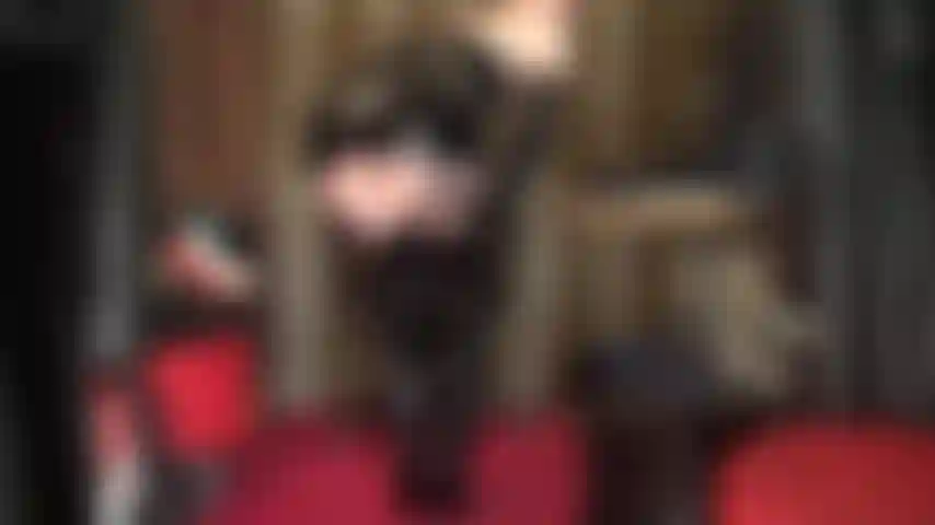 Der rock geht hoch, der rock geht runter ... Die herrin sitzt in einem engen pvc-rock, strümpfen, sexy strumpfbändern, glänzenden overknee-stiefeln und spitzenhöschen auf deinem gesicht.